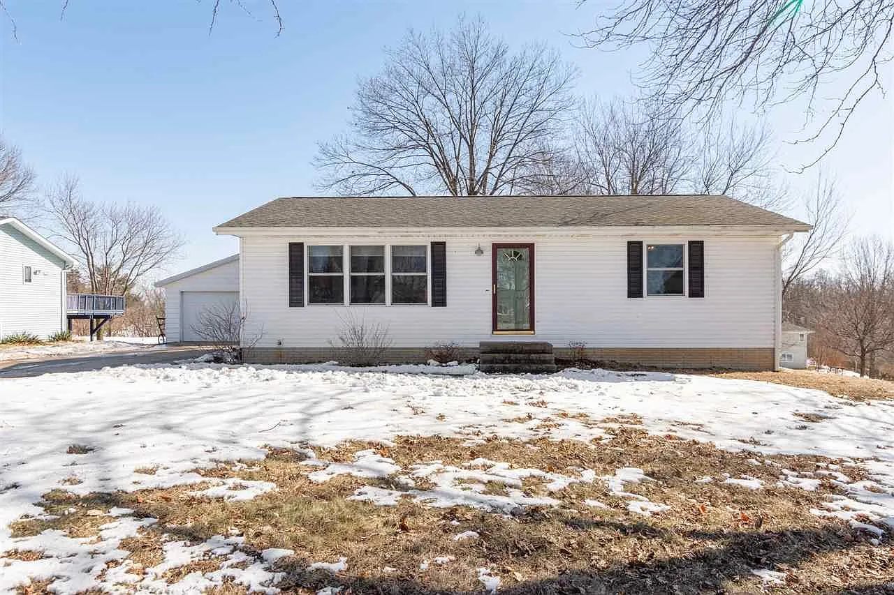 1304 Southview Ln NE photo 1