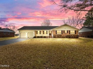 906 Country Club Dr, Ayden, NC 28513