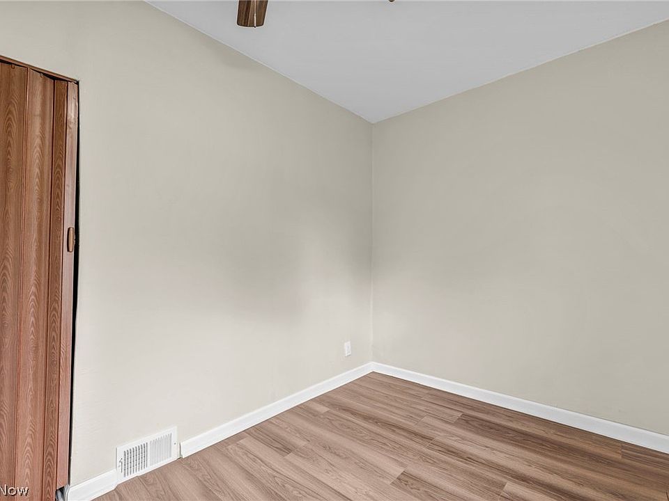 31st image of 262 E Walnut St
