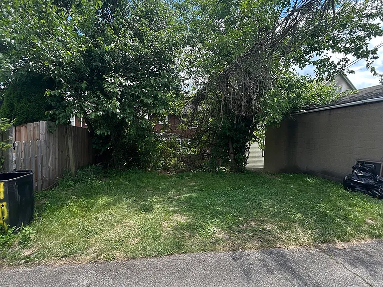 521 Maple St — Photo 11