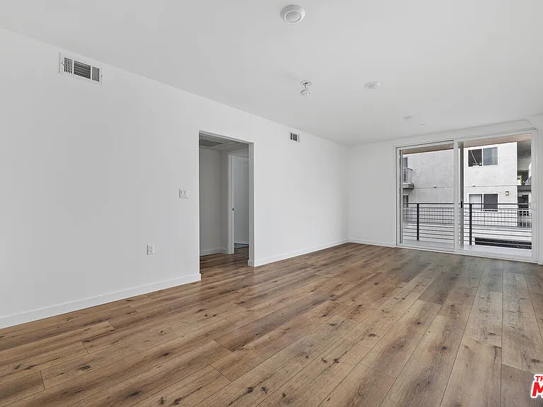5229 Willowcrest Ave #208 — Photo 15