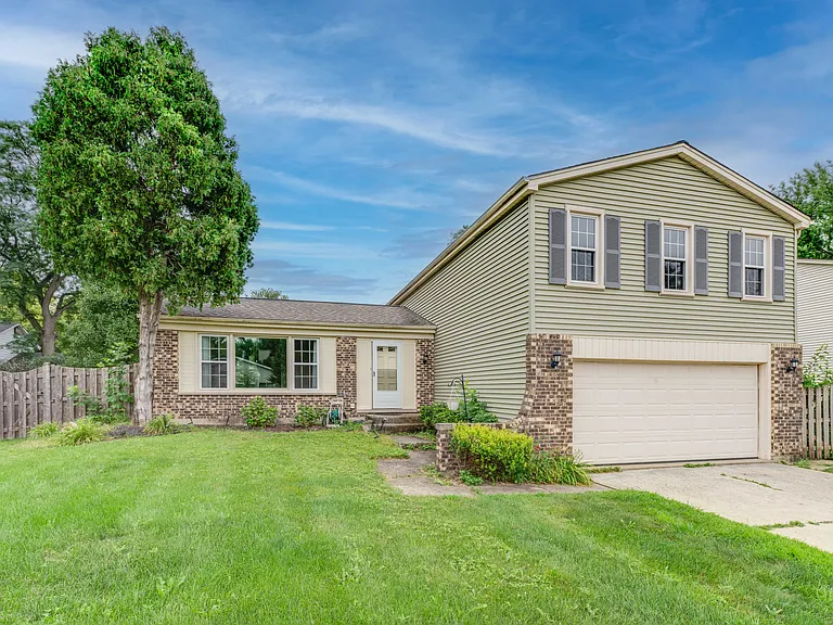 5S735 Park Meadow Dr — Photo 1