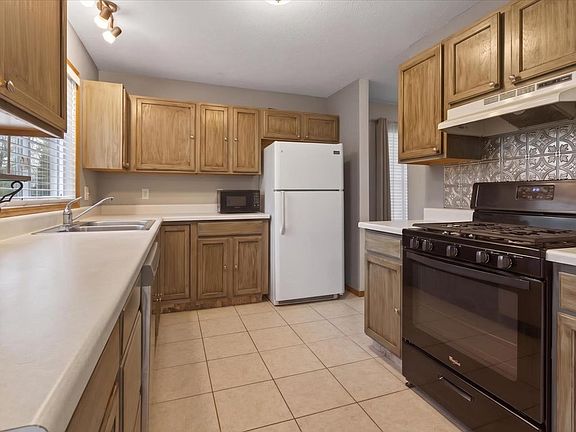 4th image of 1109 Candlewick Dr NE