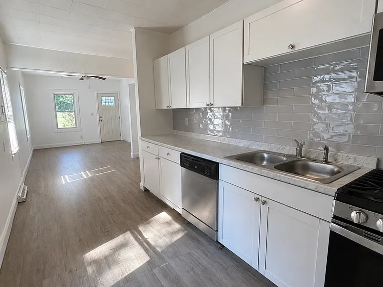 4447 Mayhew Ave — Photo 6