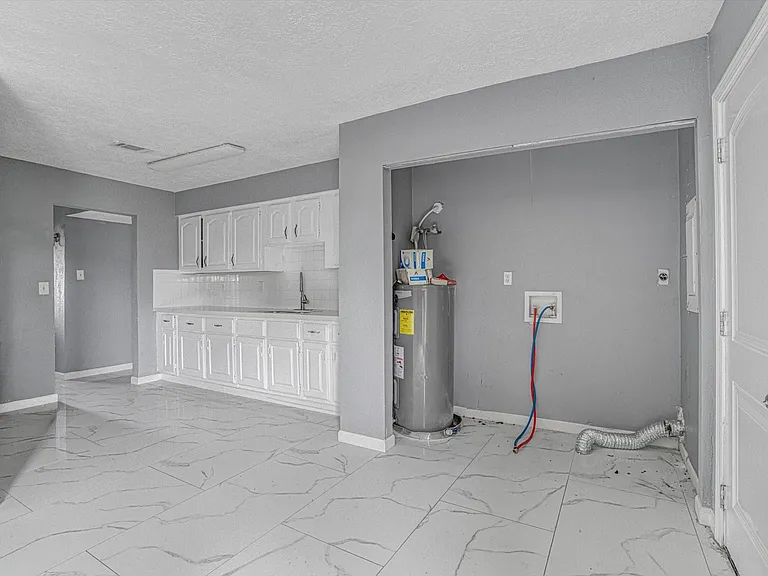 14618 Flair Dr — Photo 10