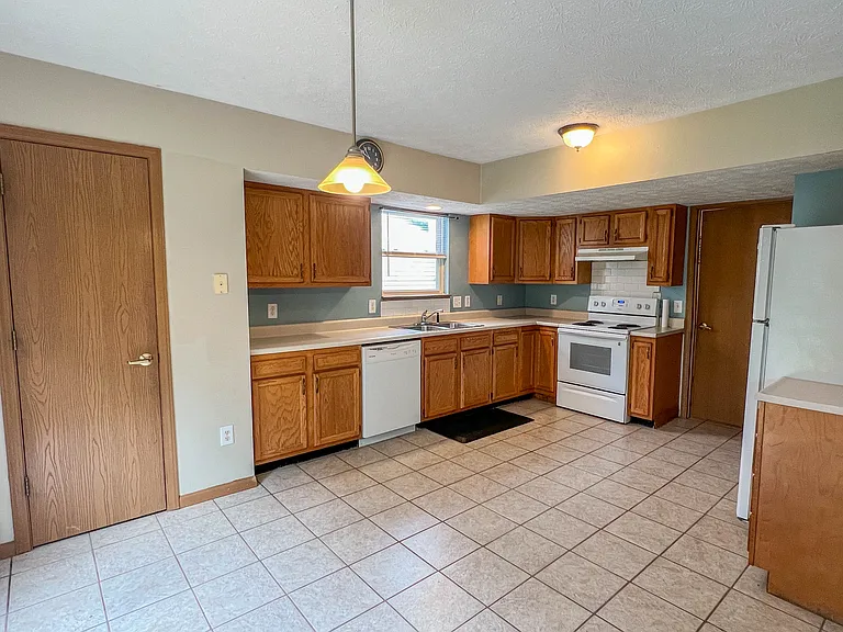 2119 Bridgewater Cir — Photo 2