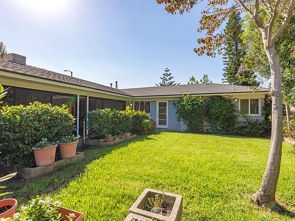 3rd image of 7926 Cowan Ave