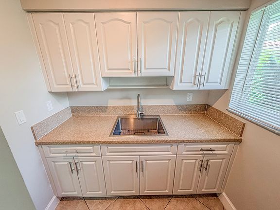 5th image of 541 NE 44th St APT B