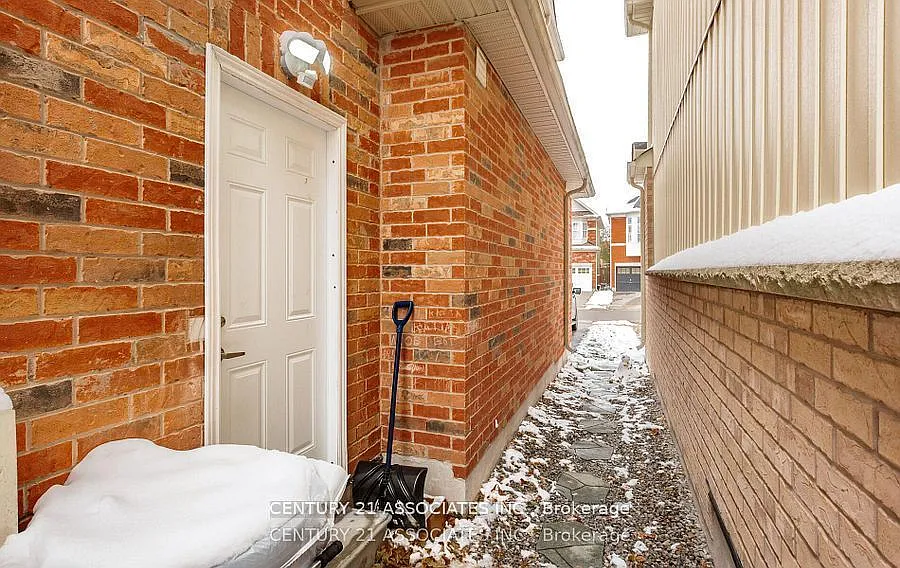 Building Photo - 8 Stillwater Cres #BASEMENT