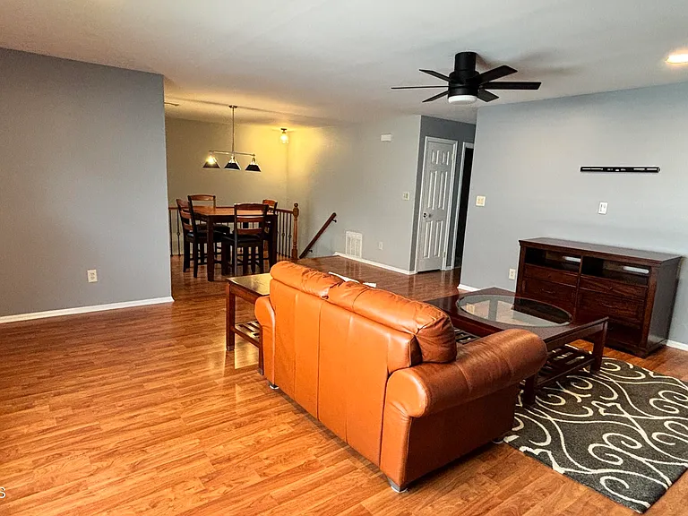 198 Tulip Ln — Photo 4