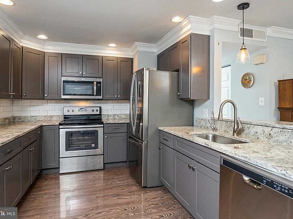 3rd image of 702 E Dickenson Ct