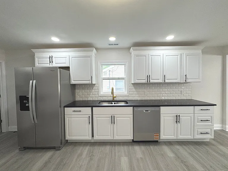 3246 N Lake Park Ave — Photo 8