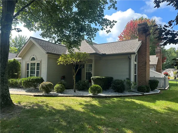 71 Stone Ridge Blvd, Hermitage, PA 16148