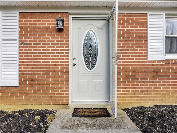 2nd image of 1460 Thomas Ln