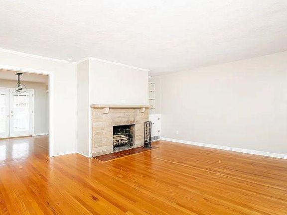 4th image of 2134 Lancashire Ave