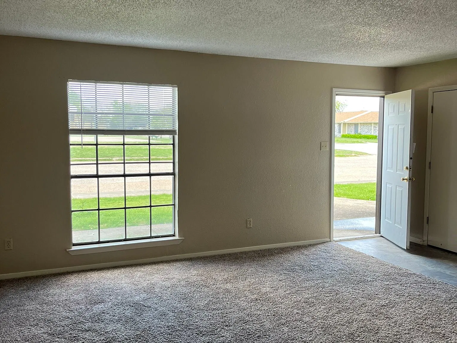 2 bed, 1.0 bath, 968 sqft, $800 — Photo 1