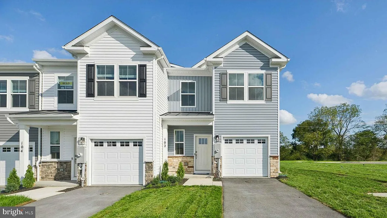 3 bed, 2.5 bath, 1500 sqft, $2,100 — Photo 1