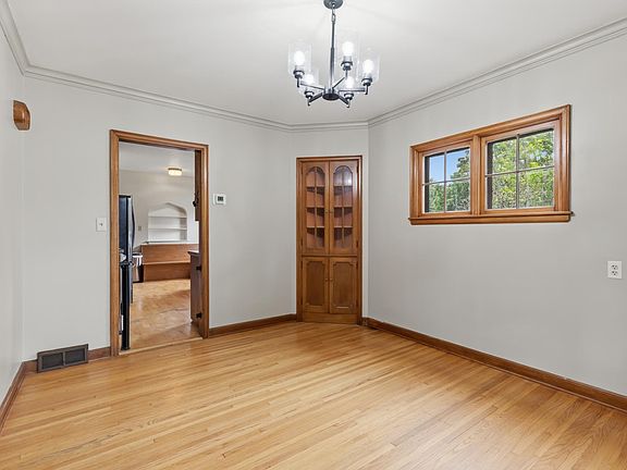 3rd image of 104 Spring St