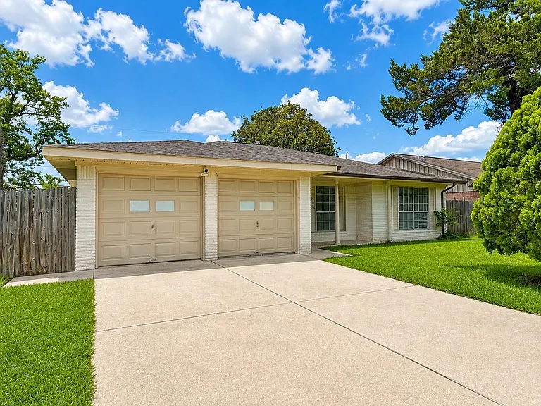 4006 Dalmatian Dr — Photo 16