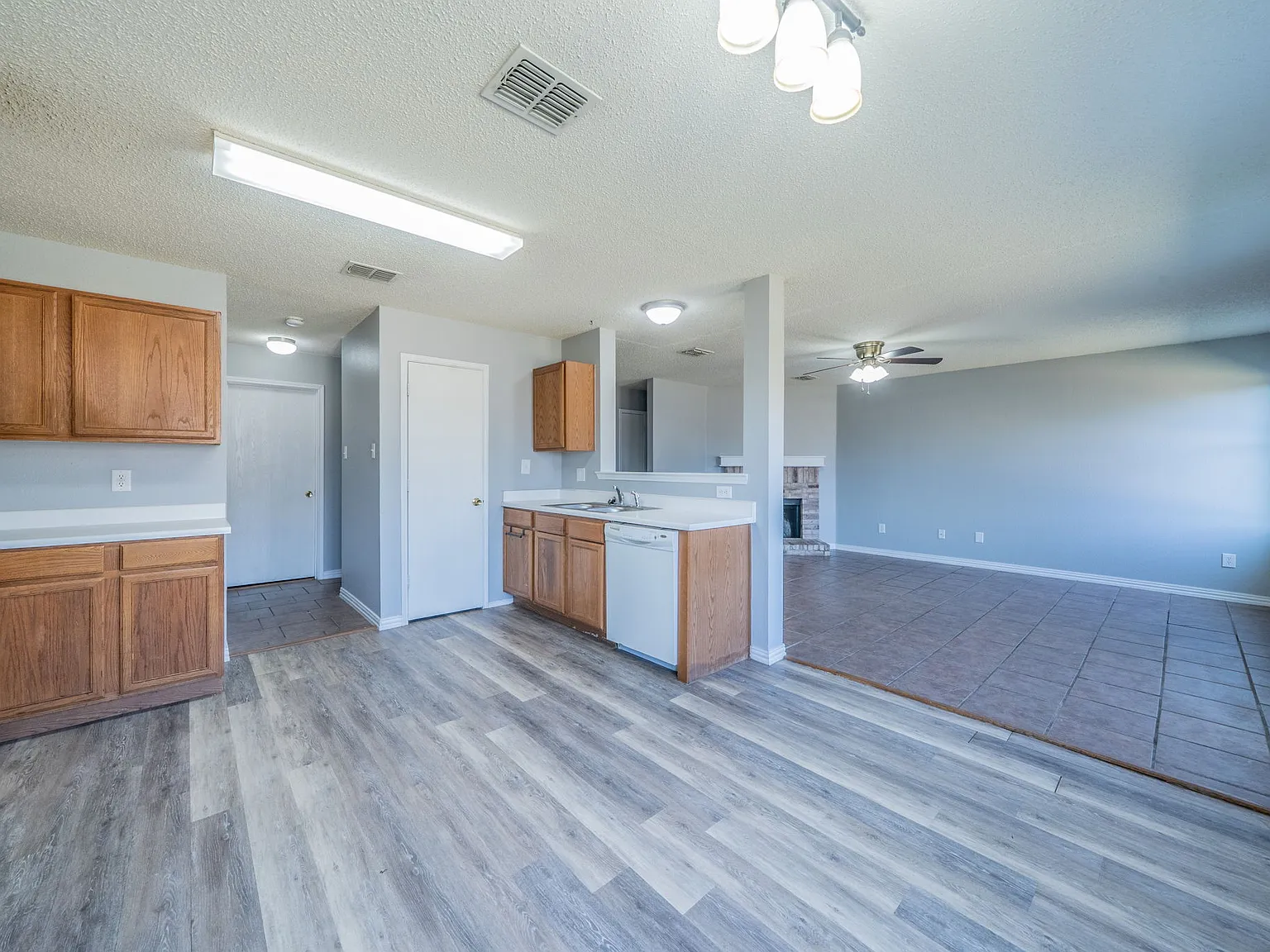 4 bed, 2.5 bath, 2609 sqft, $2,700 — Photo 4