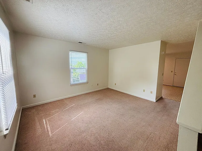 2 Bedroom, 1 Bath Apartment — Photo 14