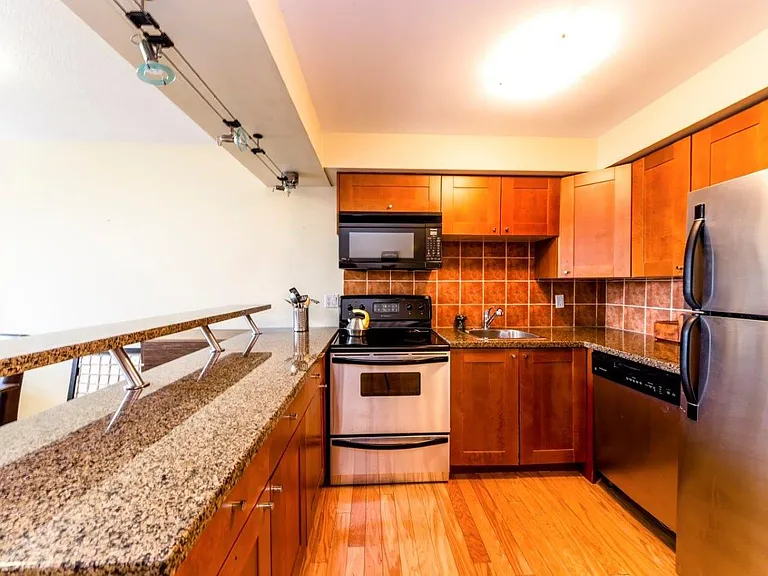 444 Lonsdale Ave — Photo 11