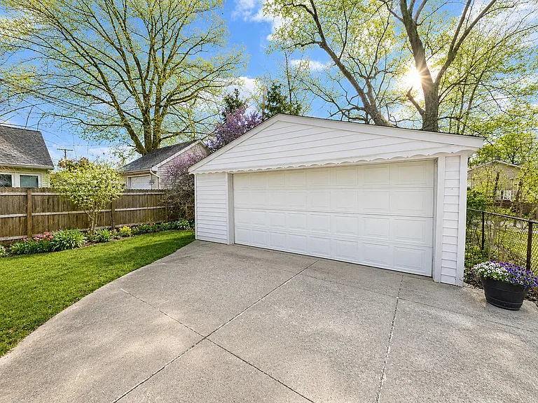 1496 E Lincoln St — Photo 16