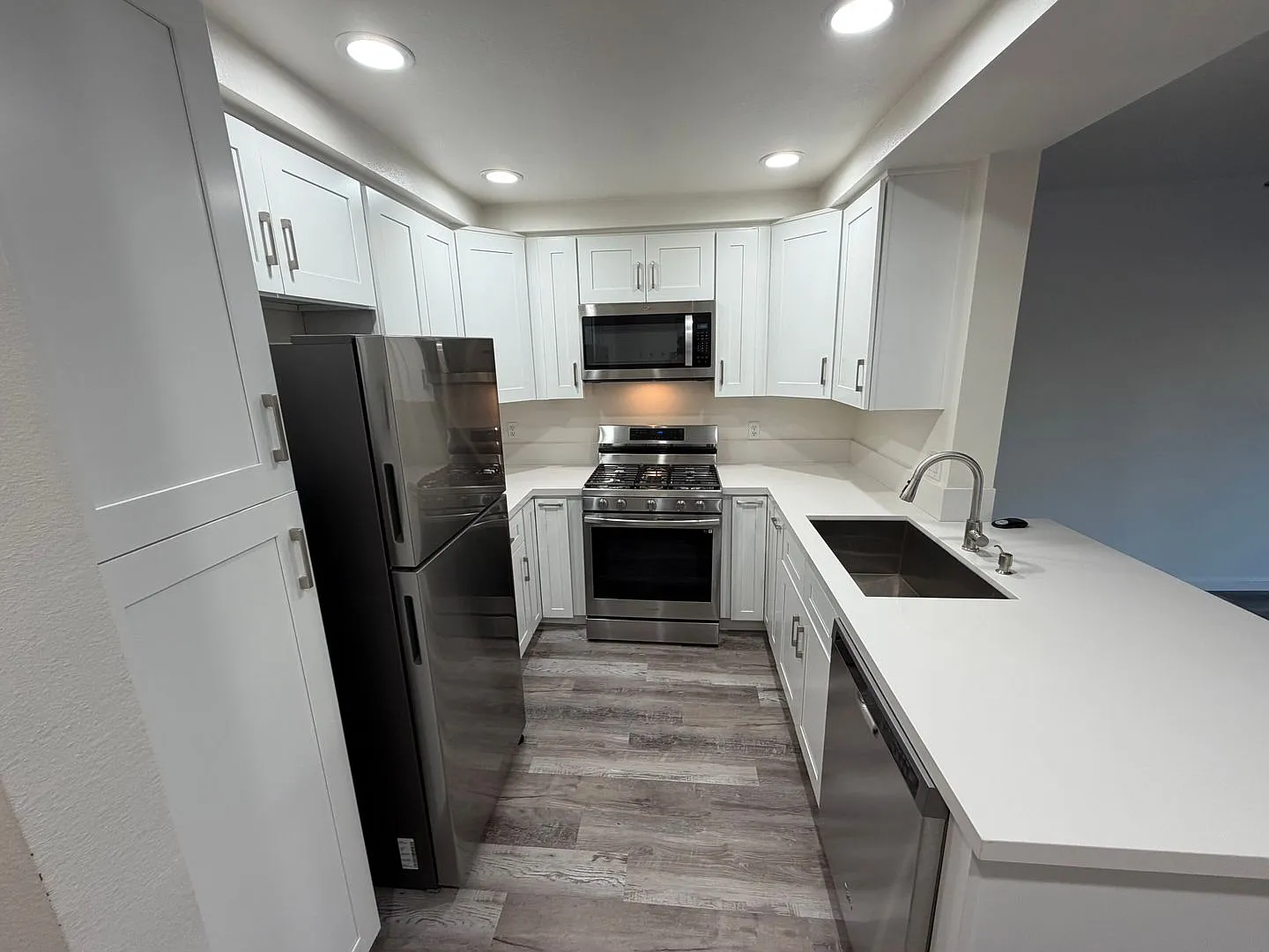 Spacious Renovated 1-Bedroom at Villas del Rey — Photo 1