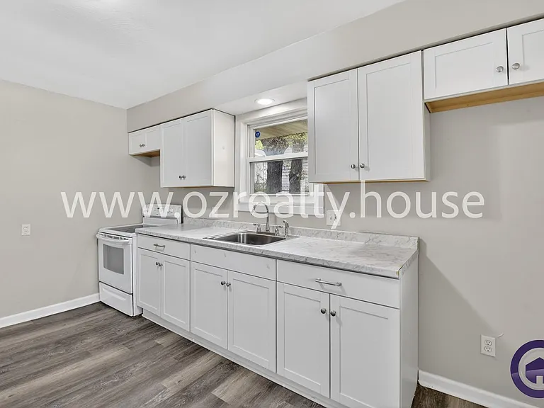 732 Coyne Ave — Photo 8