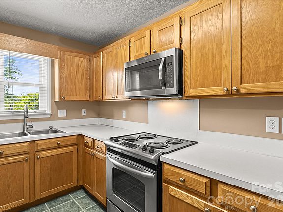 5th image of 110 Balsam Dr