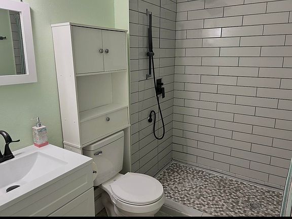 4th image of 969 Dixie St