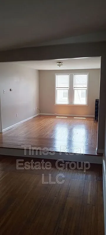 3 bed, 1.0 bath, $1,400 — Photo 1