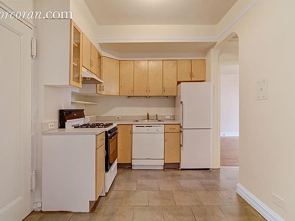 3rd image of 20 Plaza St E APT F21