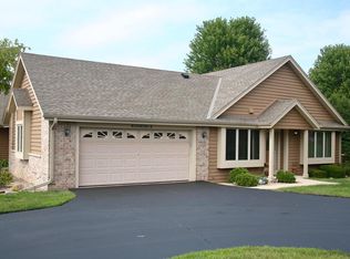 W242N2362 Deer Park Dr #B, Pewaukee, WI 53072