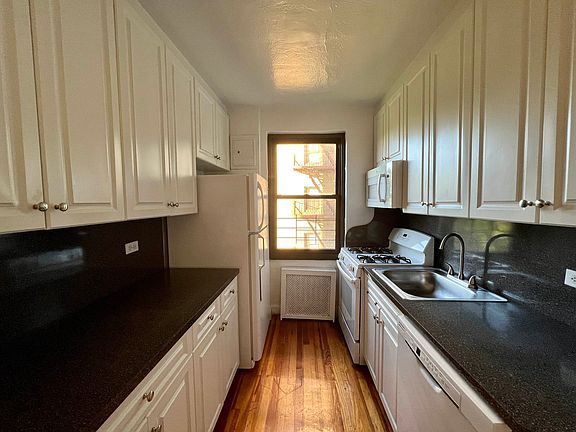 4th image of 3001 Henry Hudson Pkwy W #5B