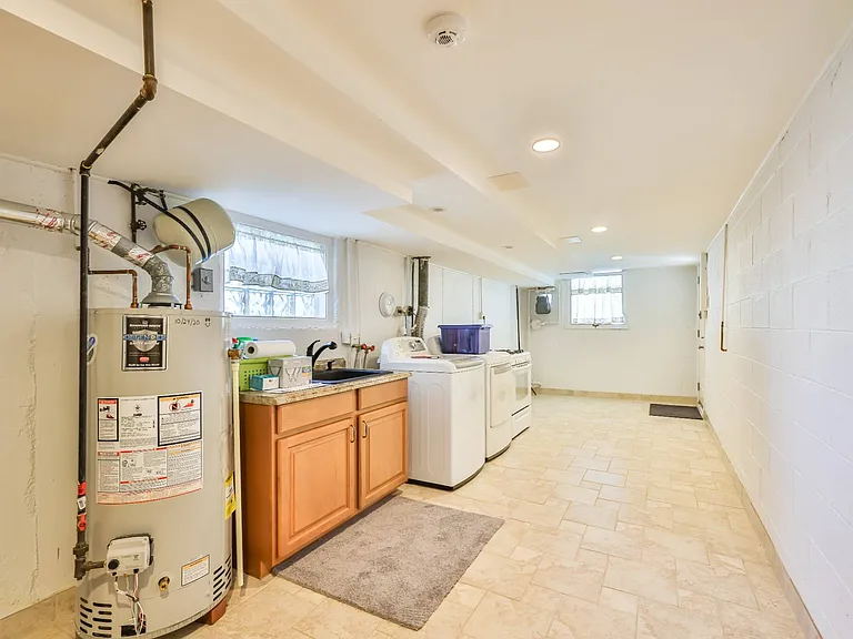9898 Wistaria St — Photo 43