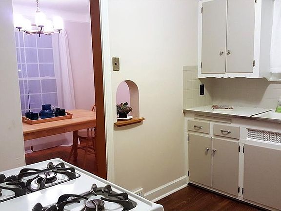 4th image of 14332 Montrose Ave