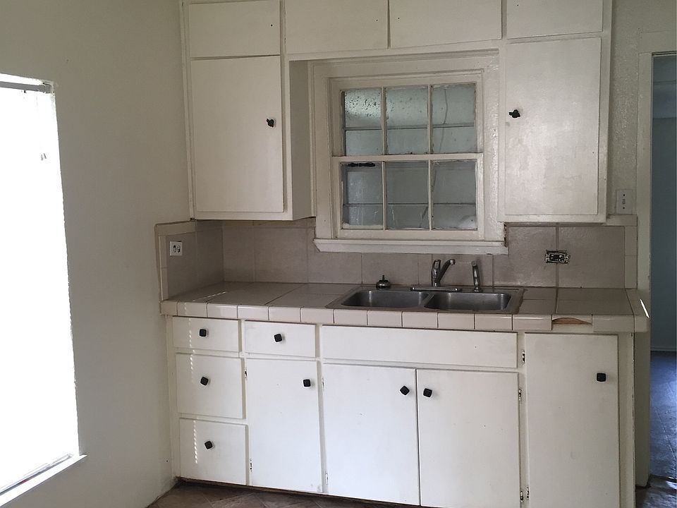 2nd image of 1600 Spring St