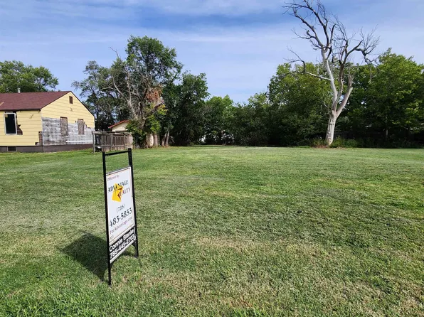 327 W 11th St, Russell, KS 67665