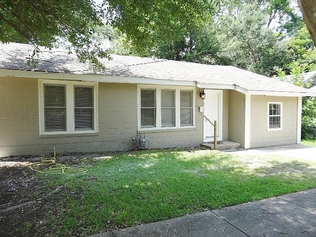 1st image of 915 College Dr