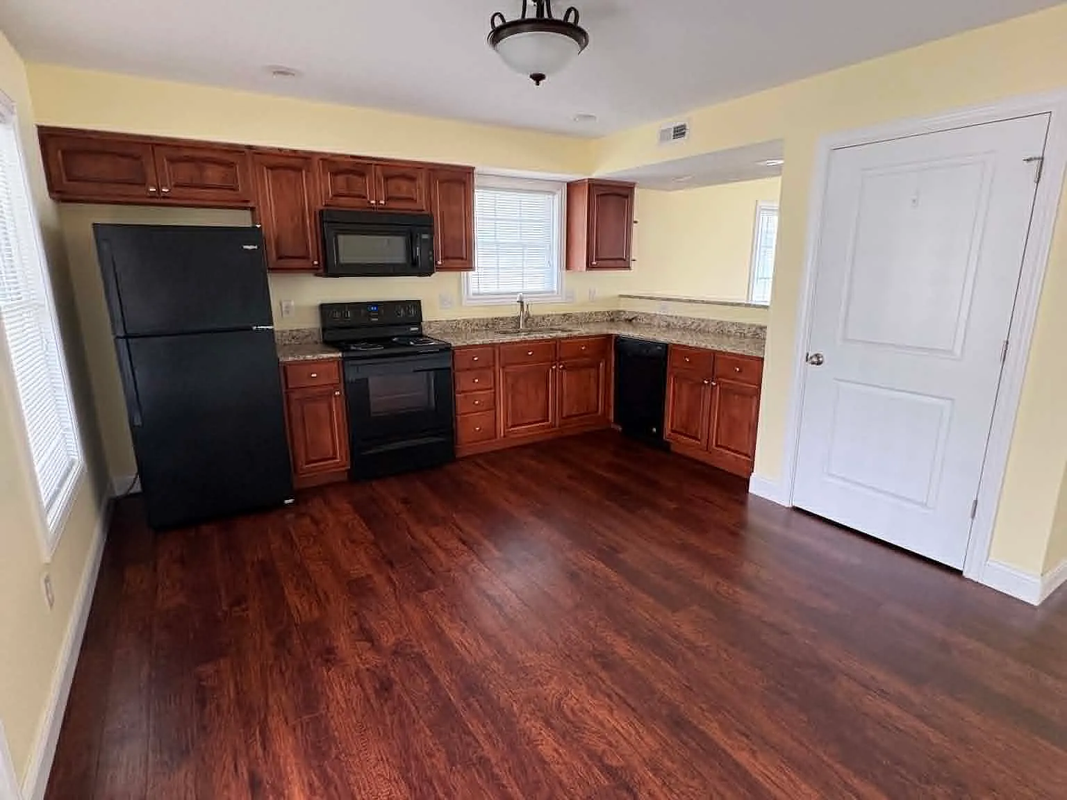 2 bed, 2.5 bath, 1302 sqft, $1,550 — Photo 3