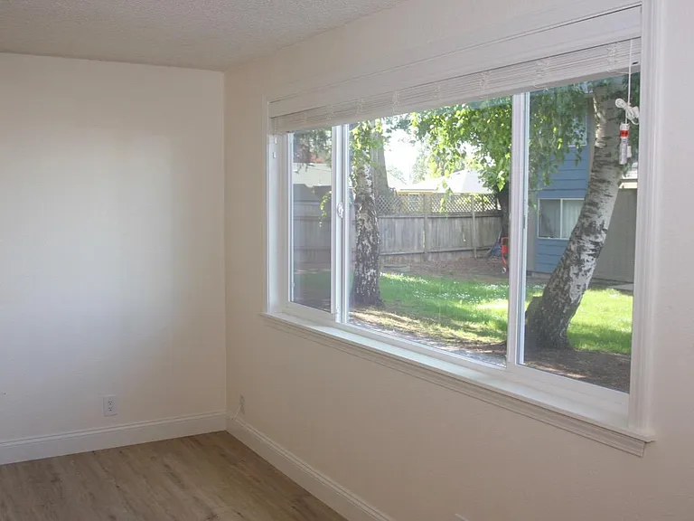 225 SW Kalmia St #A — Photo 3