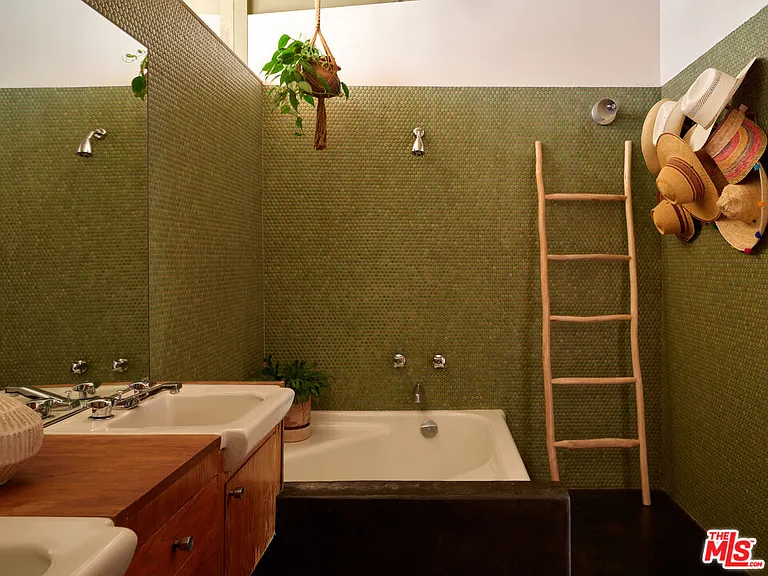 8973 Wonderland Park Ave — Photo 26