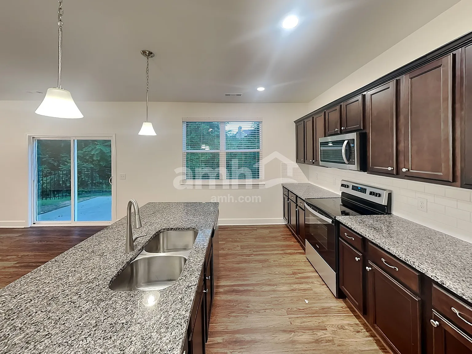 3 bed, 2.5 bath, 1895 sqft, $2,420 — Photo 3