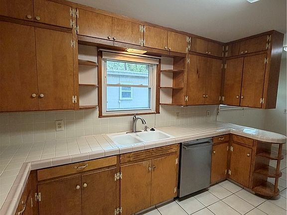 4th image of 525 Grant Pl