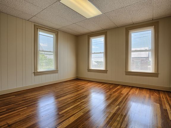 Hardwood Floors/Bedrooms