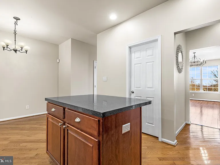 271 Yorktown Ct — Photo 6