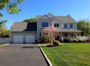 157 Little Plains Rd, Huntington, NY 11743