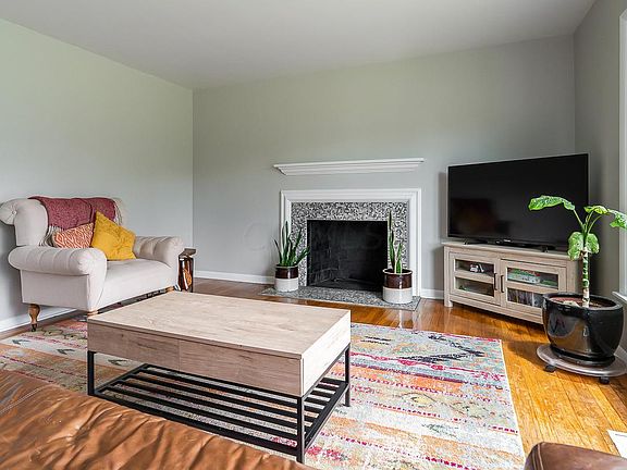 5th image of 2930 Brownlee Ave