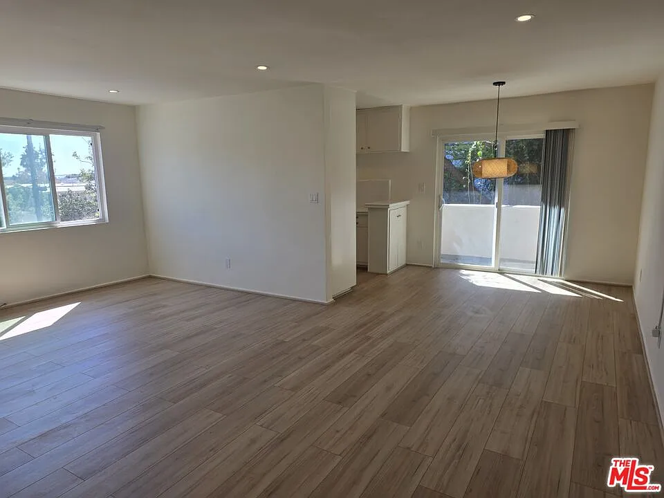 1 bed, 1.0 bath, 700 sqft, $2,350 — Photo 2